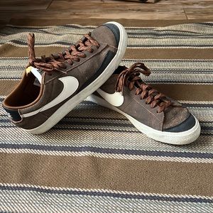 NIKE BLAZER LOW '77 PREMIUM VINTAGE (PECAN/SAIL/OFF NOIR/ALPHA ORANGE)